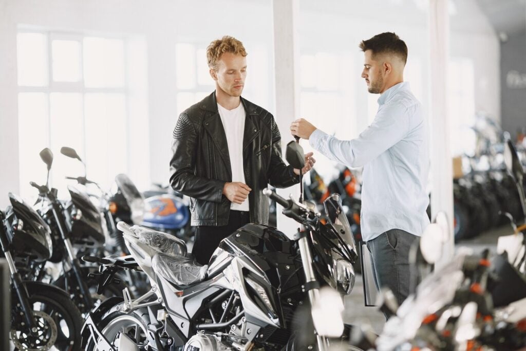 A imagem mostra um exemplo de uma pessoa comprando uma moto com uma carta contemplada de veículos.