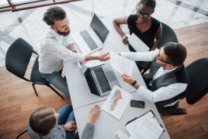 A imagem mostra um grupo de pessoas fazendo negócios.