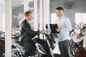 A imagem mostra alguém comprando uma moto usando carta contemplada