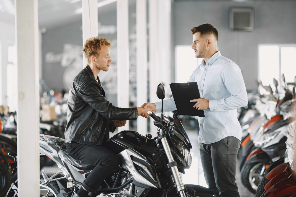 A imagem mostra alguém comprando uma moto usando carta contemplada